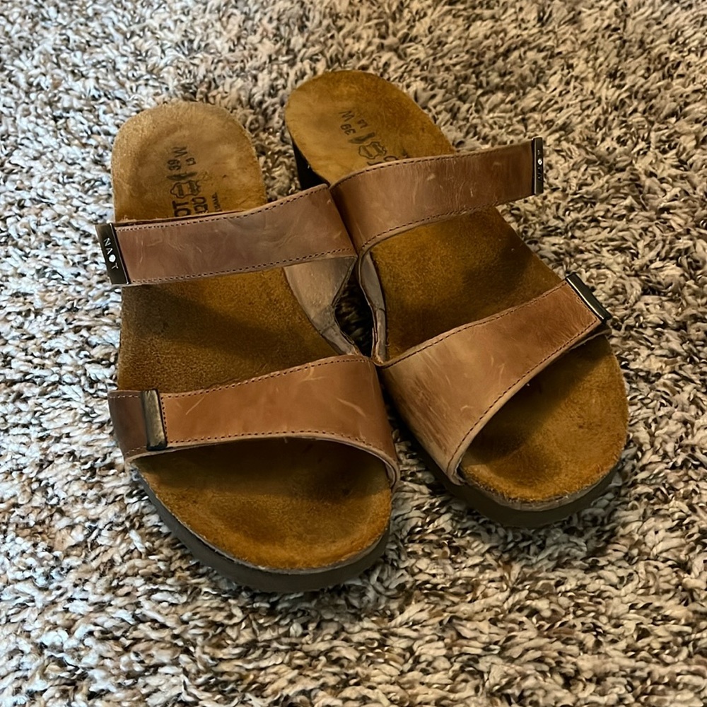 Naot sandals with cute accent stone